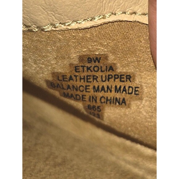 Earth~Women’s Beige Round Toe Rubbed Suede Casual Slip On Flat Mules~Size 9W - Picture 2 of 6